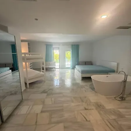 En 8 En 1ra Linea De Playa ماربيا